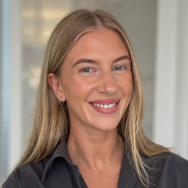 Headshot of Lauren Hobday