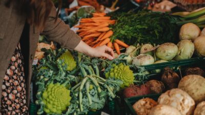 Learn how to build sustainable, healthy eating habits that stick. Discover practical tips for balanced meals and get expert advice on maintaining a healthy weight naturally.